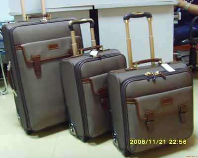 廣州市浩鵬箱包皮具-廣州市花都區花山鎮東湖安置區東聯路-生產、加工、批發、零售:箱包、皮具,貨物及技術進出口.-產品展廳