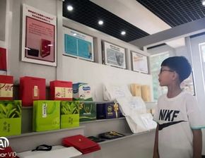繁峙縣志愿者協會組織學生參觀手工業產品展示廳 聚寶新區社區和箱包廠車間